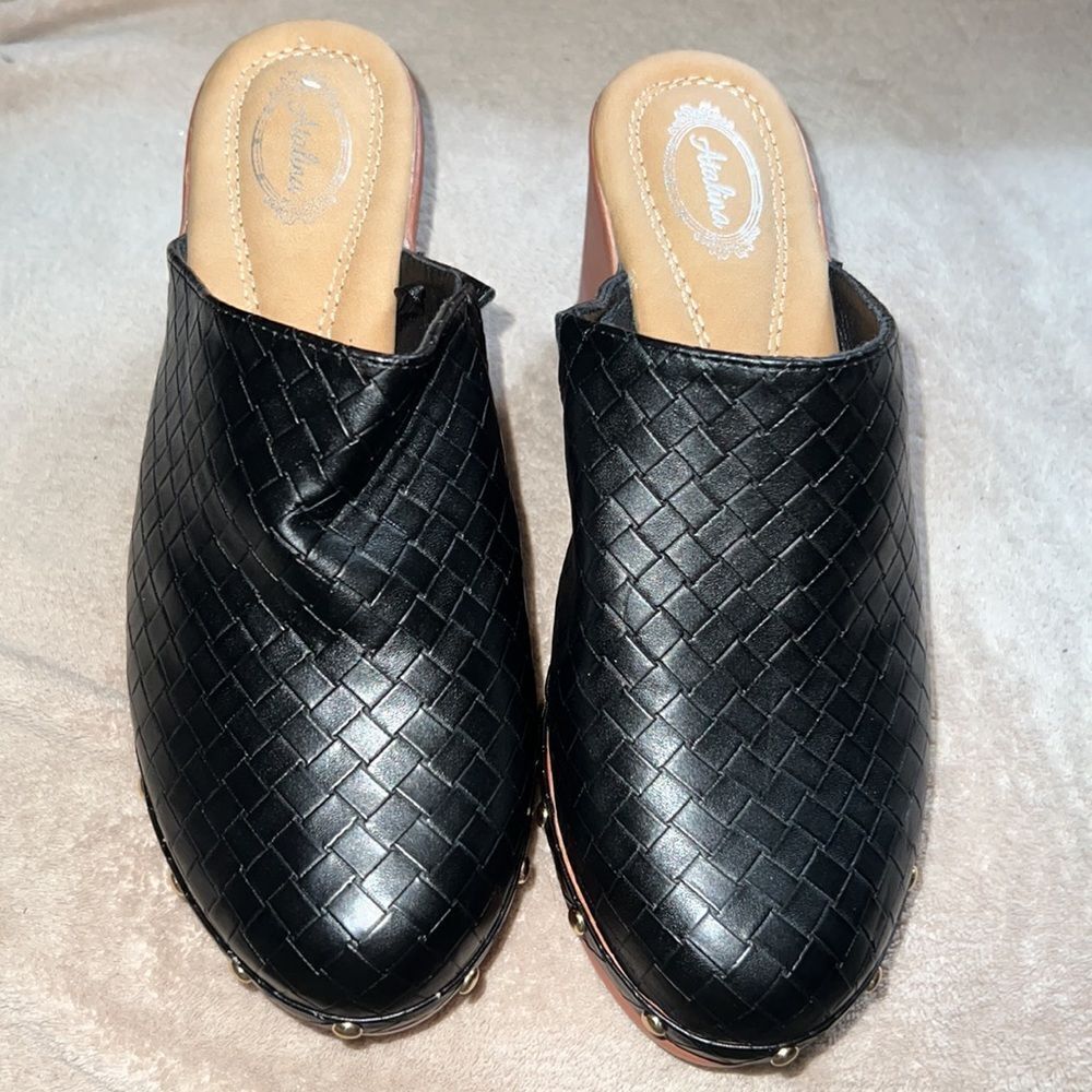 ✨ NWOT✨ATALINA FAUX LEATHER WOVEN PATTERN STUDDED HEELED CLOGS✨